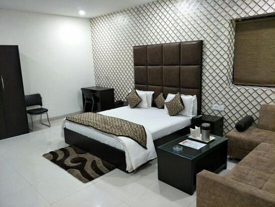 Hotel Mandakini Lush กานปูร์ ภายนอก รูปภาพ