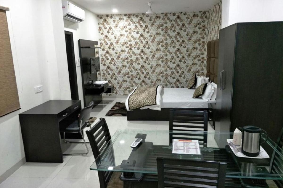 Hotel Mandakini Lush กานปูร์ ภายนอก รูปภาพ