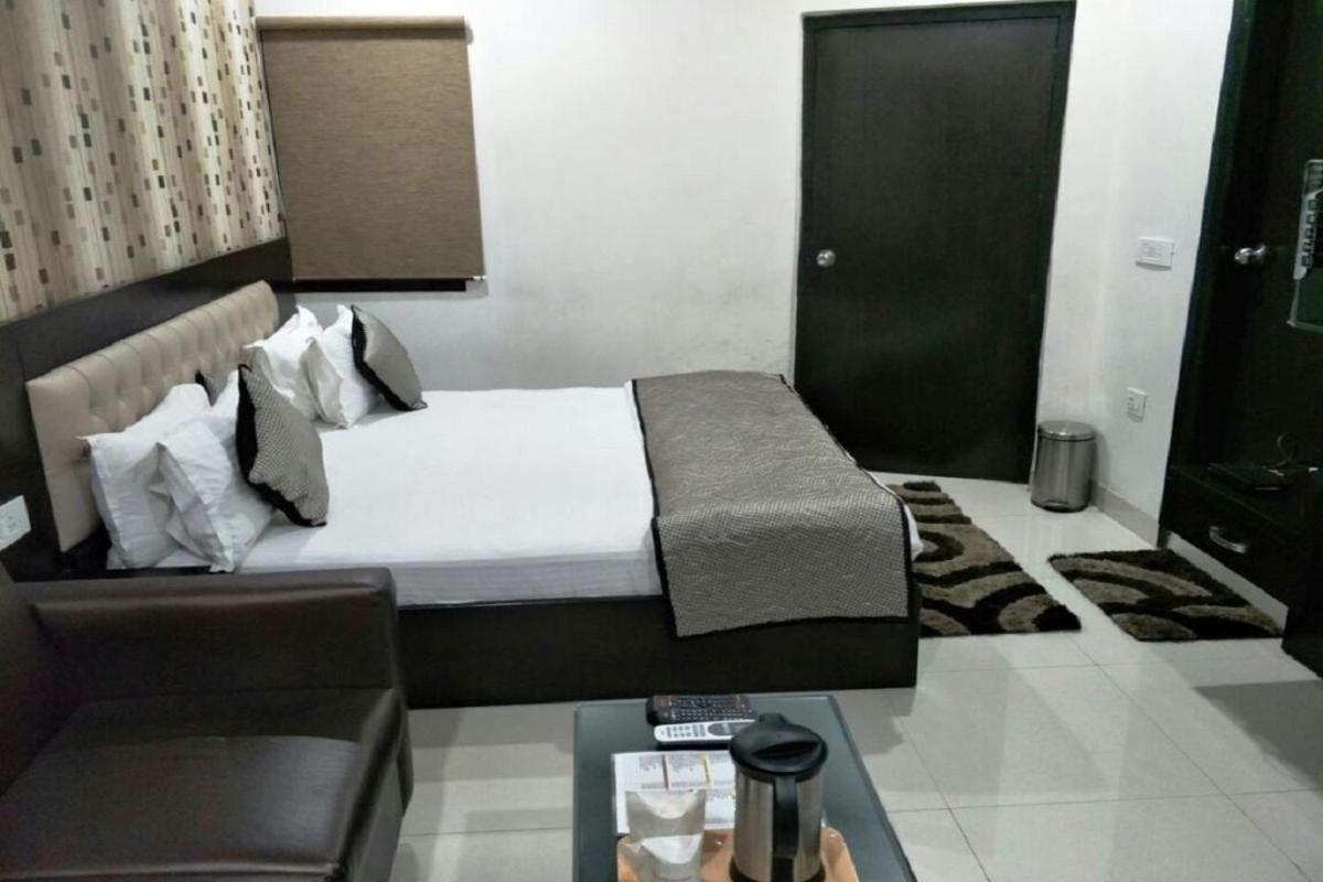 Hotel Mandakini Lush กานปูร์ ภายนอก รูปภาพ