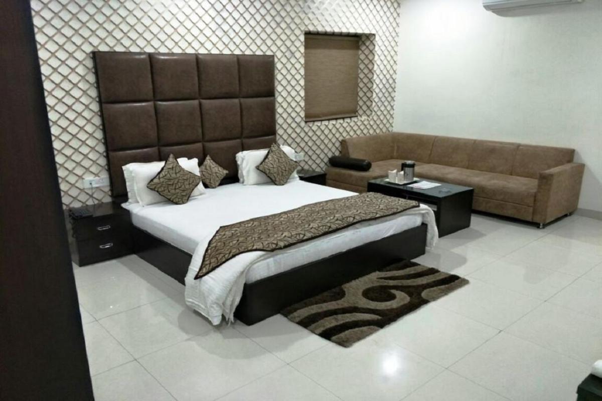 Hotel Mandakini Lush กานปูร์ ภายนอก รูปภาพ