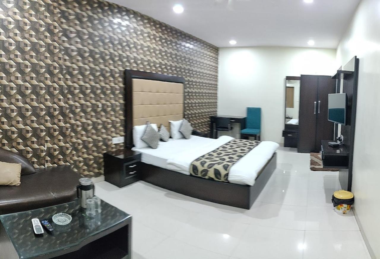 Hotel Mandakini Lush กานปูร์ ภายนอก รูปภาพ