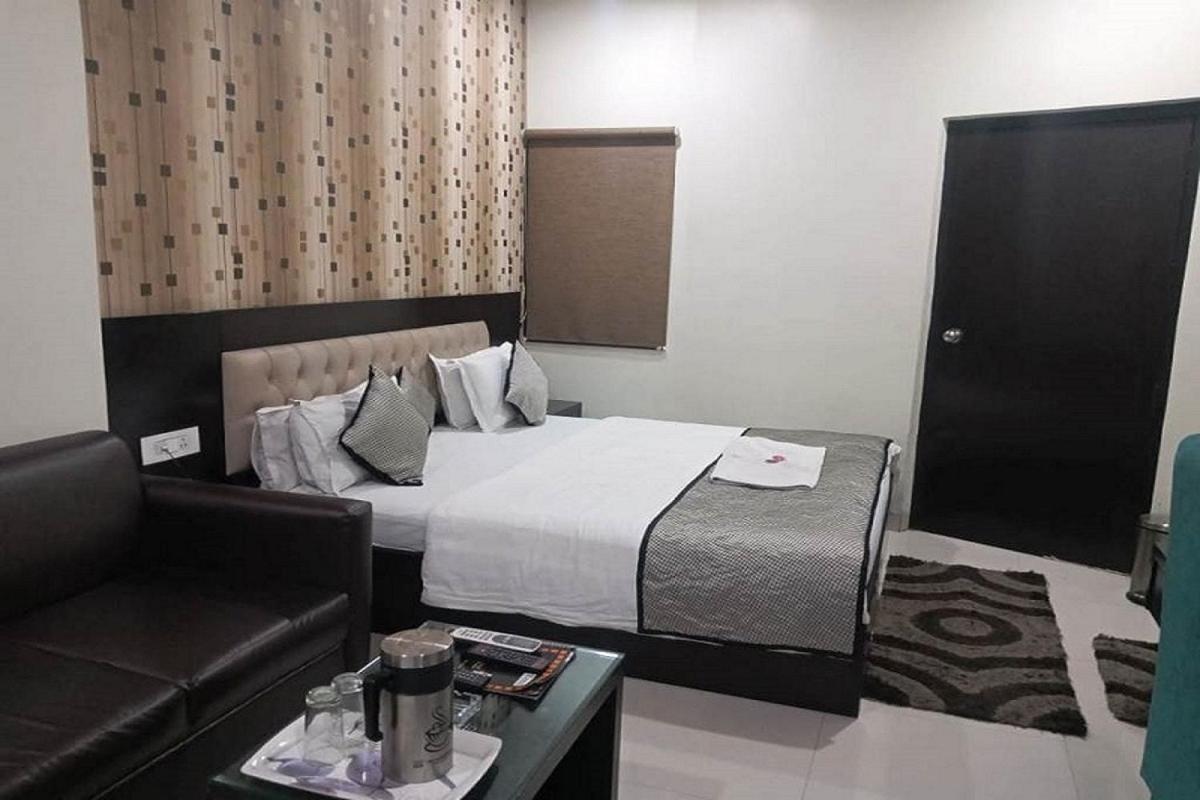 Hotel Mandakini Lush กานปูร์ ภายนอก รูปภาพ