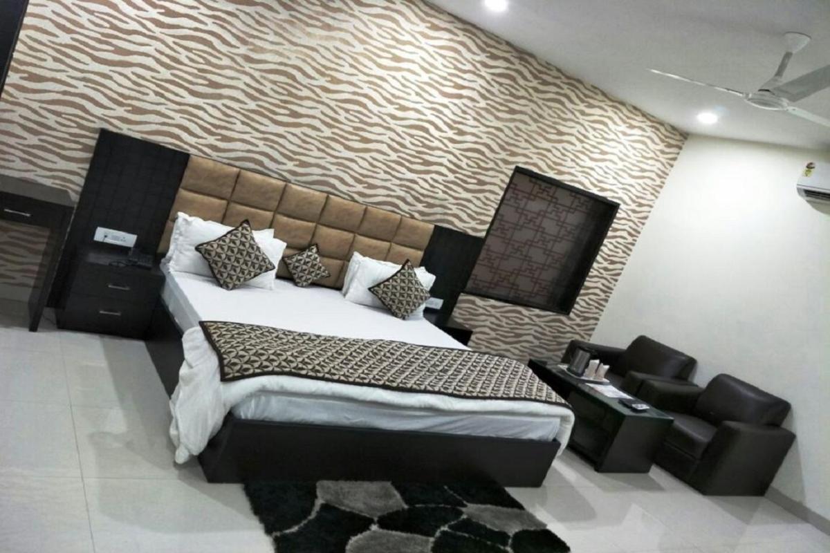 Hotel Mandakini Lush กานปูร์ ภายนอก รูปภาพ