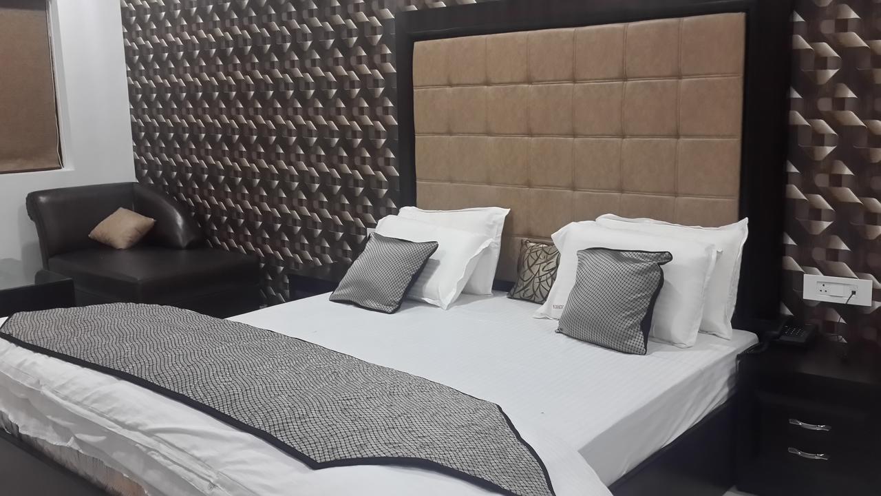 Hotel Mandakini Lush กานปูร์ ภายนอก รูปภาพ