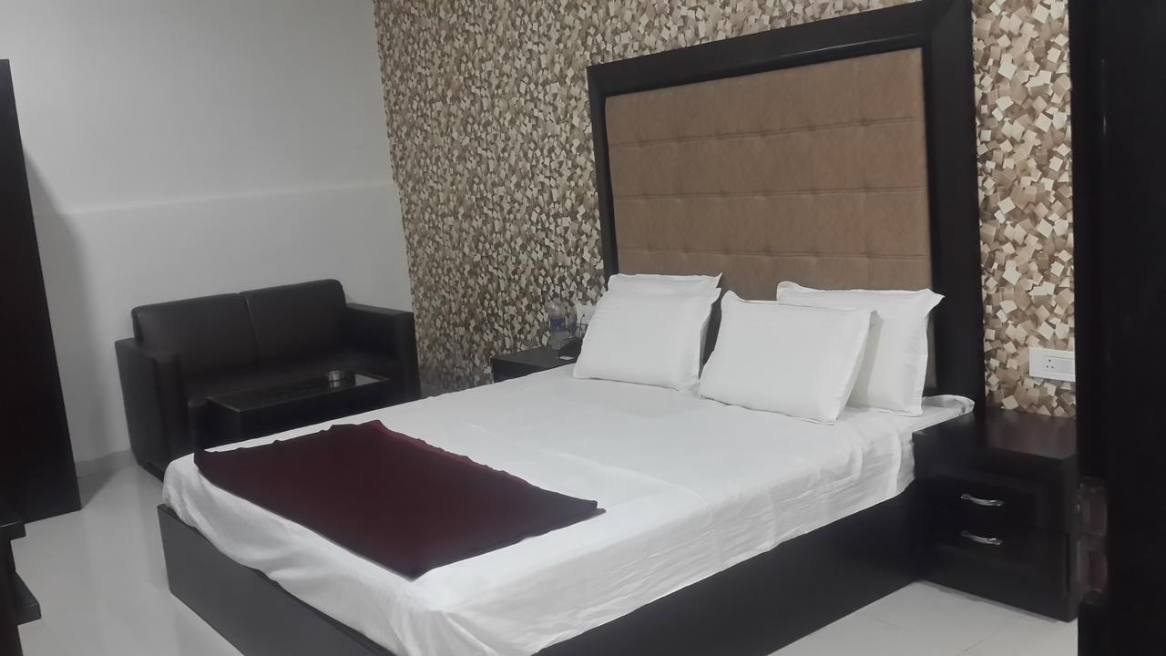 Hotel Mandakini Lush กานปูร์ ภายนอก รูปภาพ