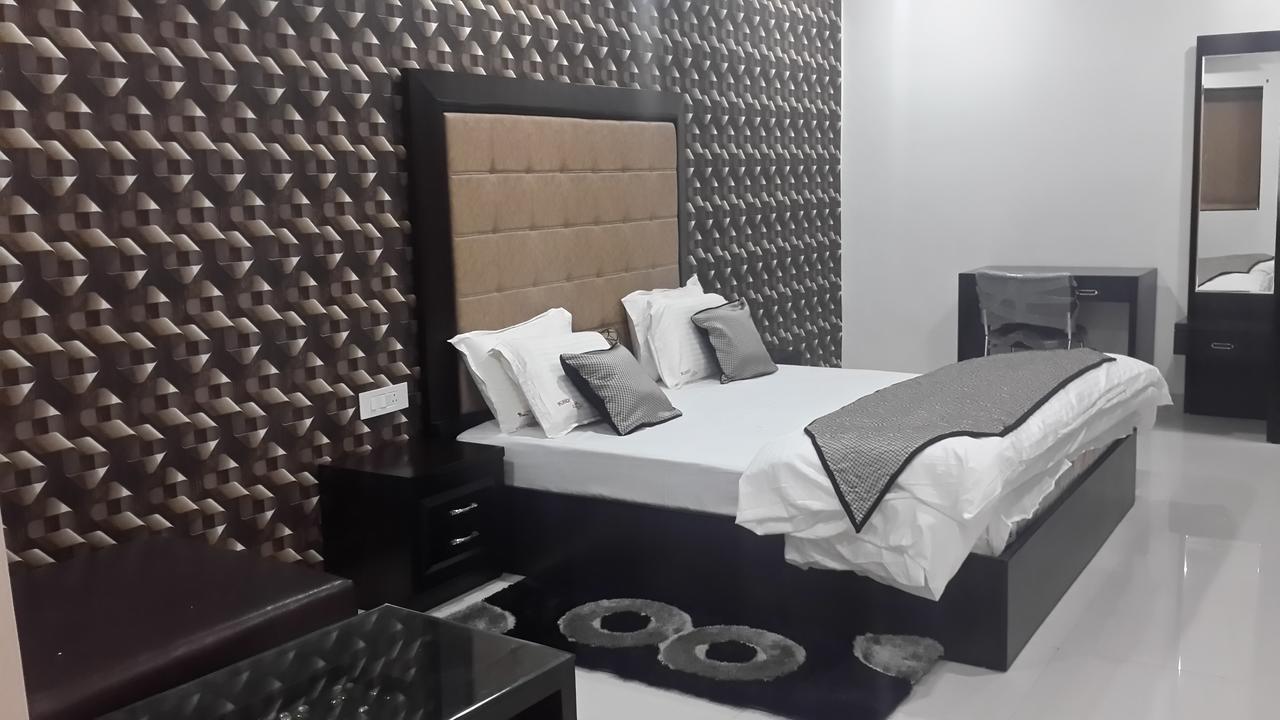 Hotel Mandakini Lush กานปูร์ ภายนอก รูปภาพ