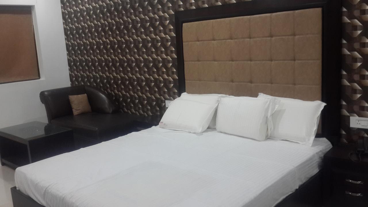 Hotel Mandakini Lush กานปูร์ ภายนอก รูปภาพ