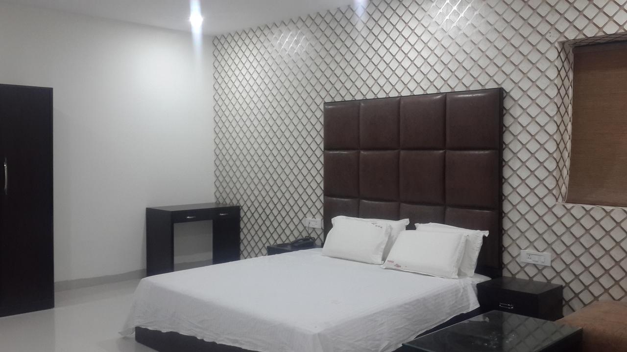 Hotel Mandakini Lush กานปูร์ ภายนอก รูปภาพ