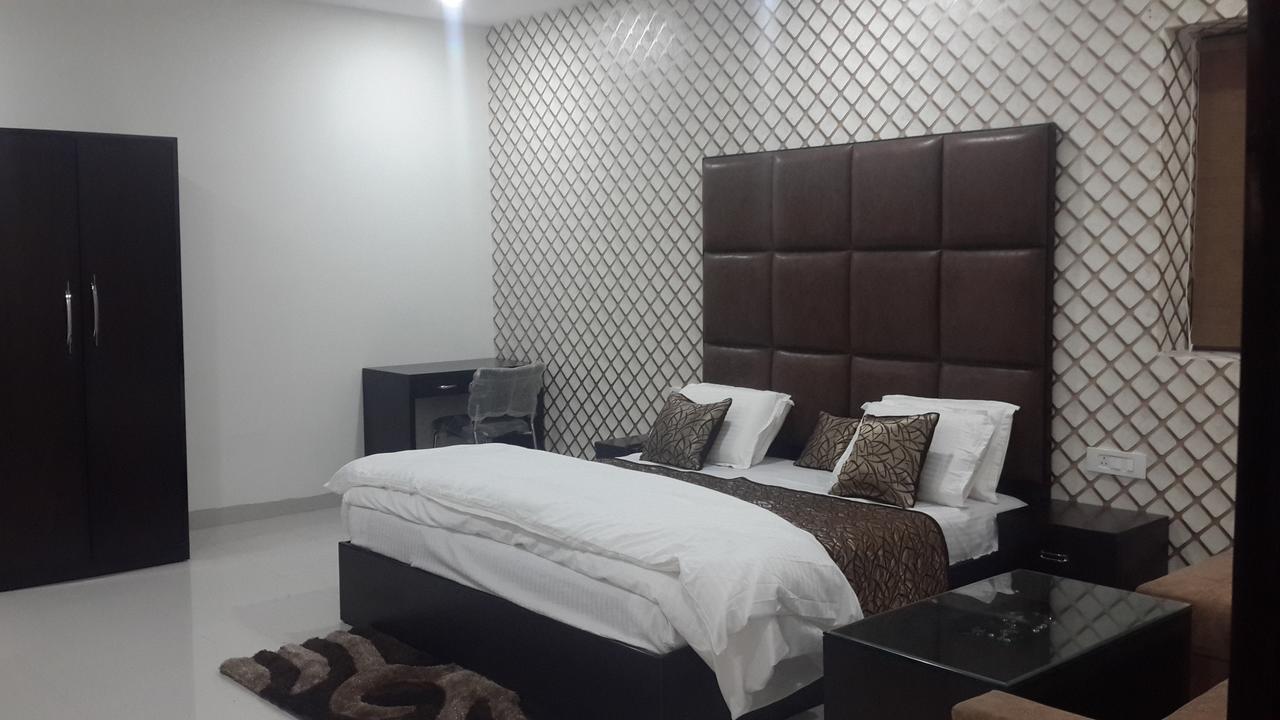 Hotel Mandakini Lush กานปูร์ ภายนอก รูปภาพ