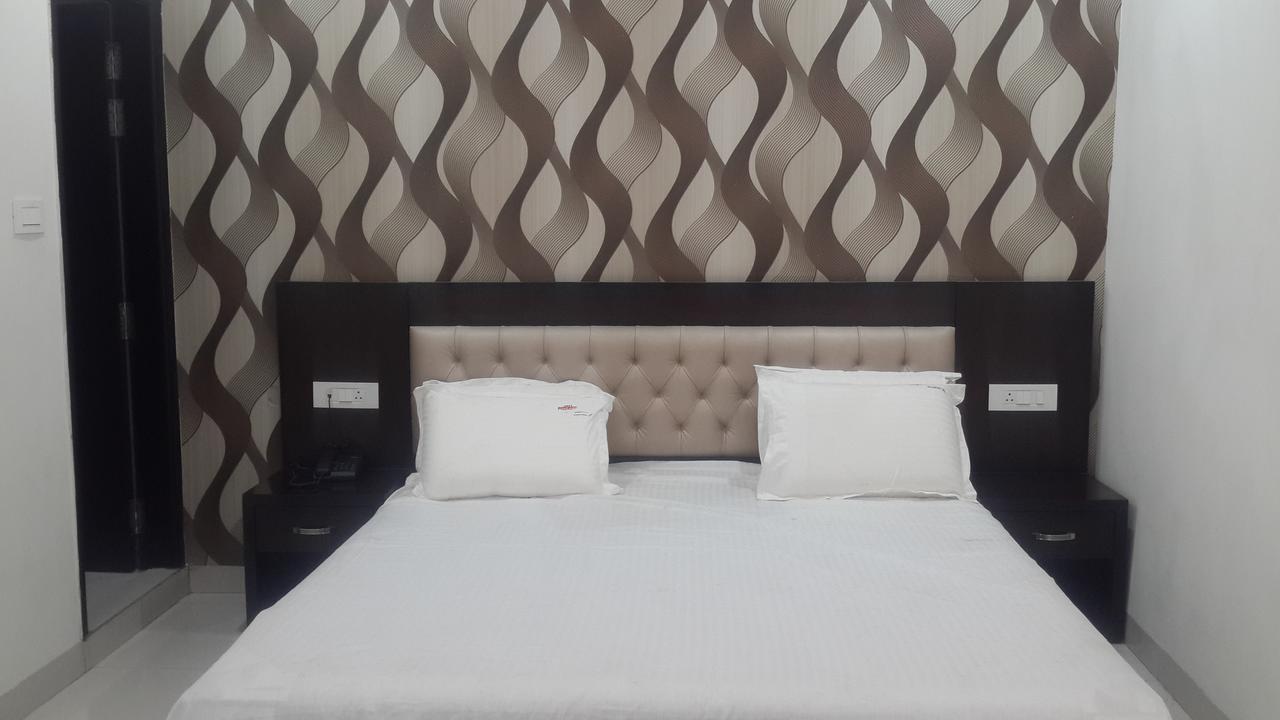 Hotel Mandakini Lush กานปูร์ ภายนอก รูปภาพ