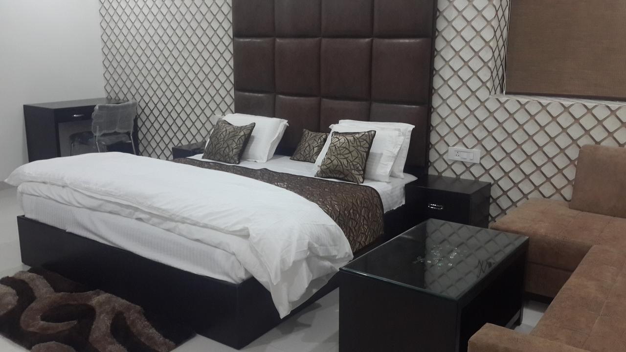 Hotel Mandakini Lush กานปูร์ ภายนอก รูปภาพ