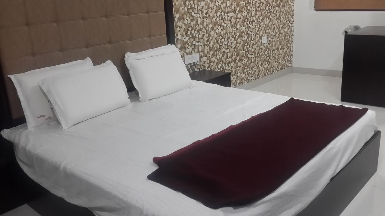 Hotel Mandakini Lush กานปูร์ ภายนอก รูปภาพ