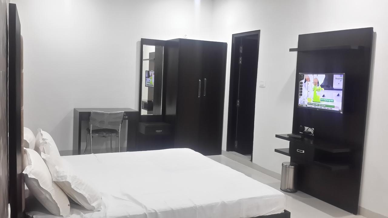 Hotel Mandakini Lush กานปูร์ ภายนอก รูปภาพ