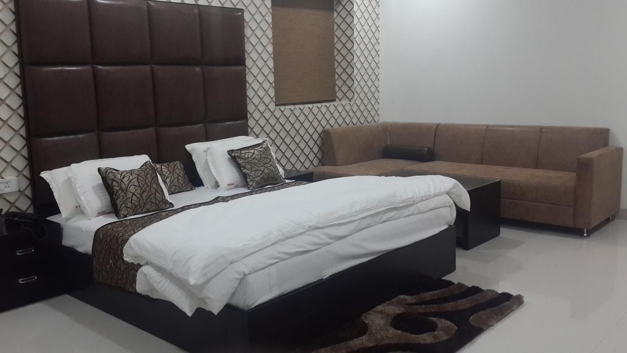 Hotel Mandakini Lush กานปูร์ ภายนอก รูปภาพ