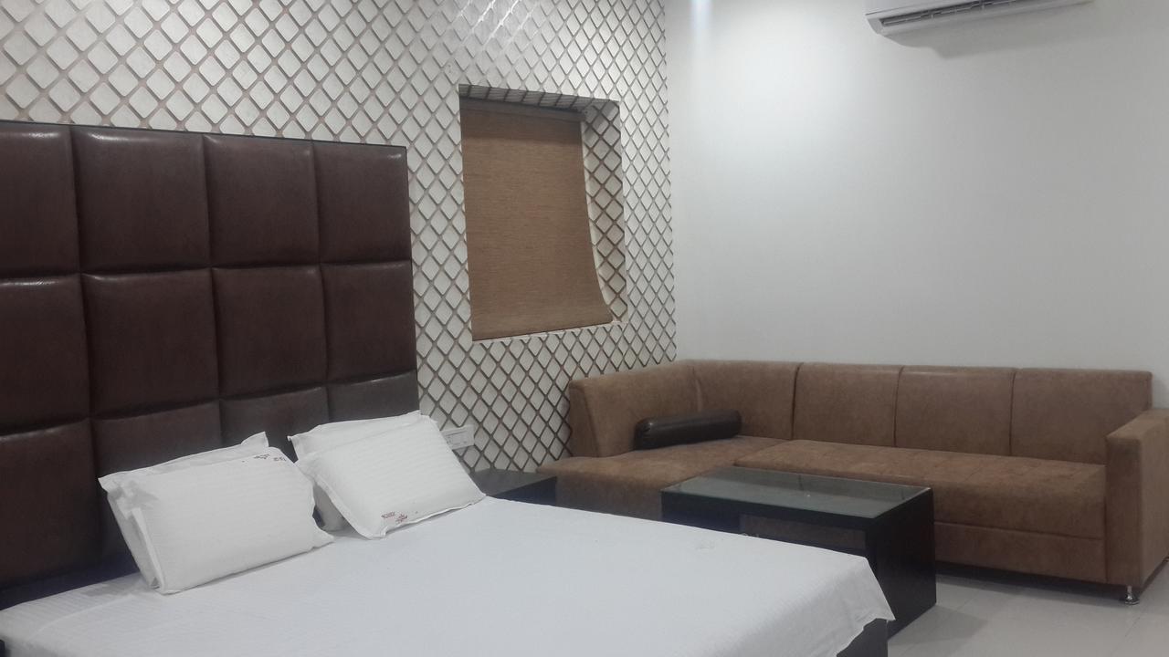Hotel Mandakini Lush กานปูร์ ภายนอก รูปภาพ